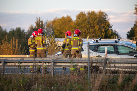 Funkcjonariusz straży pożarnej podczas akcji ratunkowej przy wypadku samochodowym. Straż ogniowa. Państwowa Straż Pożarna