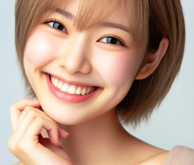 弾けるような笑顔の美女
