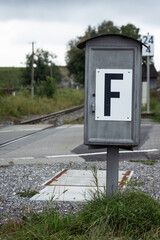alter Fernsprecher an Bahnstrecke