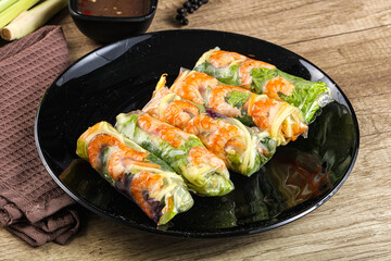 Vietnamese spring roll with prawn and mango