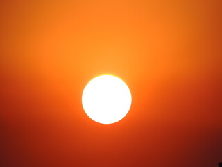 O por do sol com cor alaranjada esta relacionado com a interação da luz com os poluentes que...