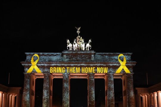 W&auml;hrend Festival of Lights wird das Brandenburger Tor am 07.10.2024 in Solidarit&auml;t mit Israel beleuchtet,Berlin, 07.10.2024