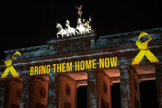 W&auml;hrend Festival of Lights wird das Brandenburger Tor am 07.10.2024 in Solidarit&auml;t mit Israel beleuchtet, Berlin, 07.10.2024