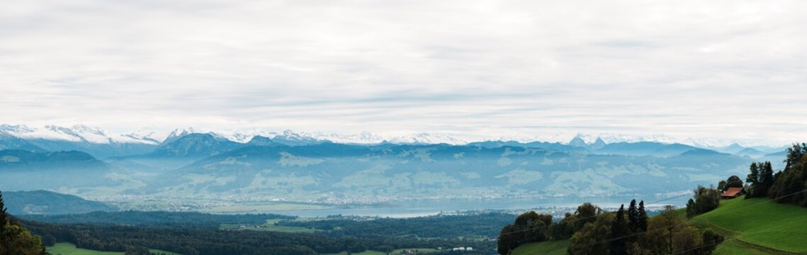 Panoramablick vom Bachtel, h&ouml;he Parkplatz Orn, auf den Obersee (Z&uuml;richsee) im Oktober