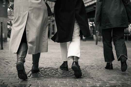 3 amies marchant dans la rue de dos