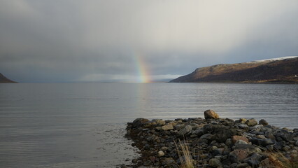 Ein Regenbogen in Oldefjord in Norwegen