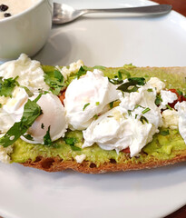 Tostada de Aguacate y queso crema bajo en grasa. Comida saludable.