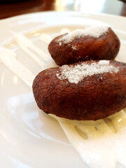 Postre tradicional en Guatemala, hecho de plátano maduro relleno de frijoles, acompañado de azúcar y crema llamado 