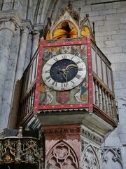 Uhr an Kirchenkanzel Kathedrale Beauvais