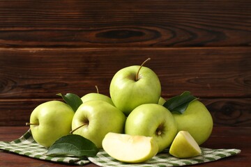 Many fresh green apples on wooden table
