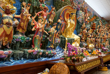 Obraz premium Peterborough, Ontario, Canada / 05-18-2024: The multi coloured Buddha statues inside the Buddhist temple.