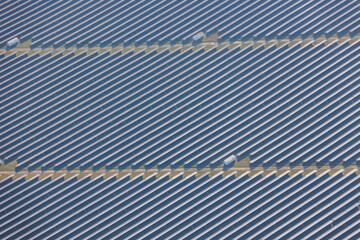 Obraz premium Aerial view of solar panels creating a textured pattern, symbolizing sustainability and innovation.