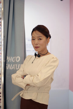 30s business woman posing as a business woman in studio
