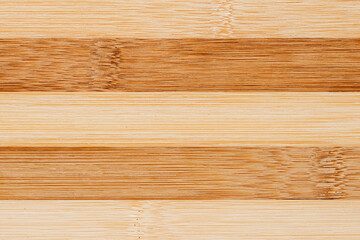 Superficie de una tabla de madera con franjas claras y oscuras, textura