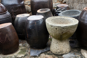 These are jars used to store Korean seasonings such as soy sauce and doenjang.한국의 양념인 간장과 된장을 보관하는 항아리들입니다.