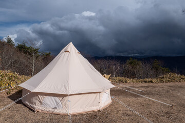 不穏な雲湧くキャンプ