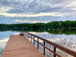 Naklejka premium wooden dock in the lake