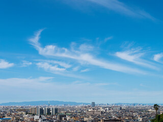 秋晴れの空と大阪の都市景観