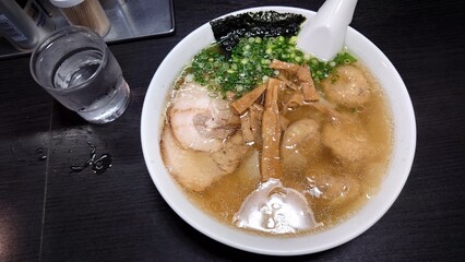 メンマとチャーシューとネギの乗ったワンタン麺