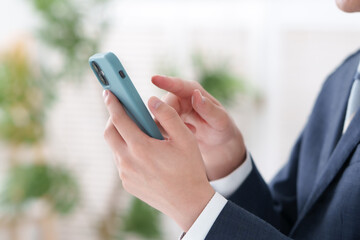 スーツを着た男性のスマートフォン