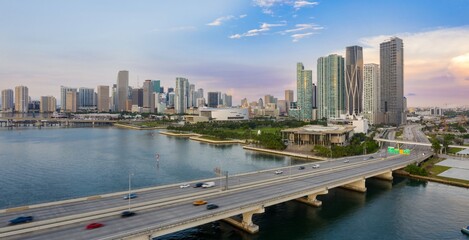 Obraz premium MacArthur Boulevard and downtown city skyline, Miami, Florida, United States.