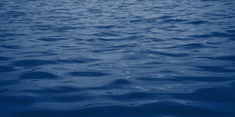 Naklejka premium Close-up of nature pattern, season and holiday. Concept of blue water and soft waves. Ocean flow background.