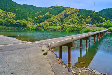 高知県四万十市の四万十川に架かる三里橋(三里沈下橋)を上流側から見る