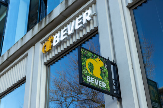 Utrecht in the Netherlands. 19 November 2022. Bever store is a outside clothing specialist with maintenance, repair and services, Oudegracht 112