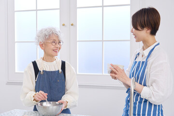 キッチンで料理をする親子