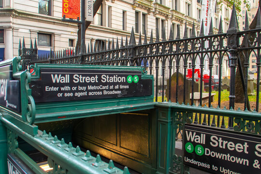 New York, 11 09 2019. Entrada a la estaci&oacute;n de metro Wall Street en Broadway. Entrada situada junto al cementerio anexo a la capilla de San Pablo en Broadway. Distrito financiero del Bajo Manhattan.