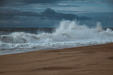 Heftige Brandung am Sandstrand. Stürmiges Gewässer