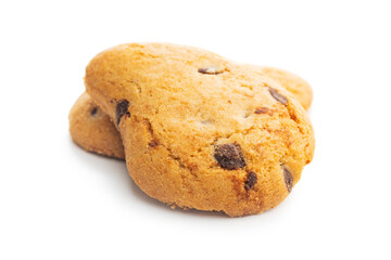 Biscotti frollini con gocce di cioccolato. Chocolate cookies isolated on white background.