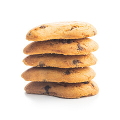Biscotti frollini con gocce di cioccolato. Chocolate cookies isolated on white background.