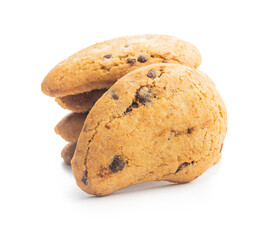 Biscotti frollini con gocce di cioccolato. Chocolate cookies isolated on white background.