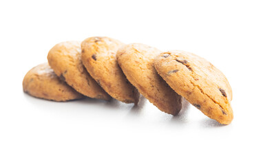 Biscotti frollini con gocce di cioccolato. Chocolate cookies isolated on white background.