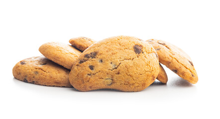 Biscotti frollini con gocce di cioccolato. Chocolate cookies isolated on white background.