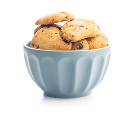 Biscotti frollini con gocce di cioccolato. Chocolate cookies in bowl isolated on white background.