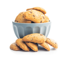 Biscotti frollini con gocce di cioccolato. Chocolate cookies in bowl isolated on white background.