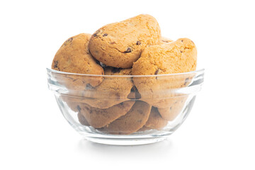Biscotti frollini con gocce di cioccolato. Chocolate cookies in bowl isolated on white background.