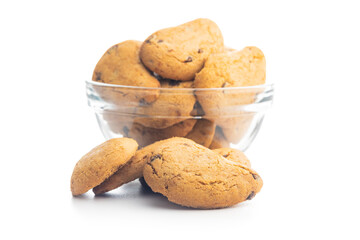 Biscotti frollini con gocce di cioccolato. Chocolate cookies in bowl isolated on white background.