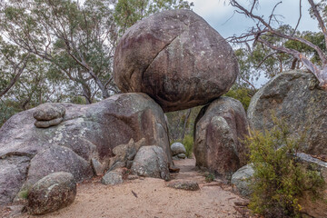 Naklejka premium Huge granite boulders, rounded by weathering, balanced on top of each other to form an archway formation in Girraween National Park in the granite belt of Queensland, Australia.