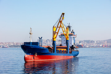 Fototapeta premium the cargo ship and the crane images