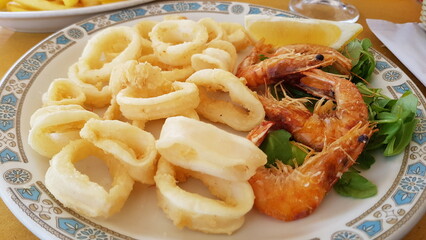 piatto di mare con totani e gamberi