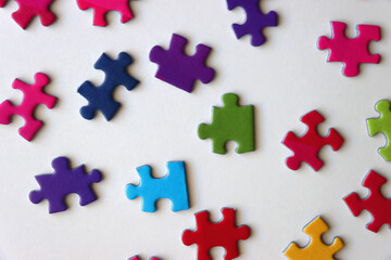 Obraz premium Colorful jigsaw puzzle pieces on white background. Flat lay.
