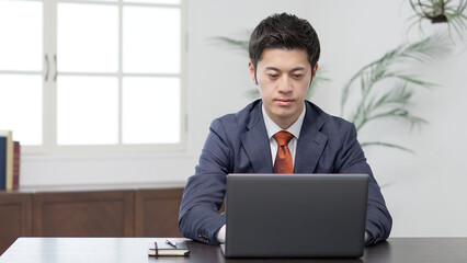 タイピングをするビジネスマン	