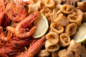 Frittura di gamberi e calamari, cibo mediterraneo 