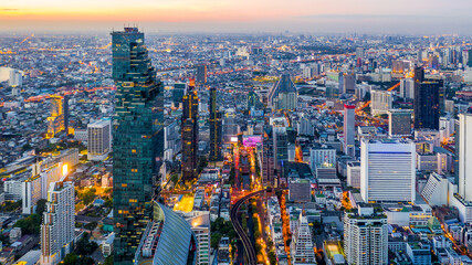 Obraz premium Bangkok skyline and skyscraper with bridge link mass transportation on Sathorn Road center of business in Bangkok, Aerial view, Bangkok, Thailand.
