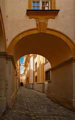 Schmaler Gang mit Torbogen zwischen dem südlichen Klostertrakt und der Stiftskirche im UNESCO-Welterbe "Stift Melk"