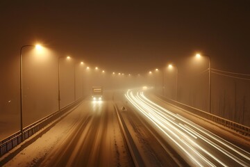 Obraz premium A foggy night scene on an empty highway