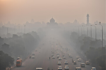 Delhi air pollution, India Gate smog, Urban traffic in Delhi, Smoggy morning at India Gate, Air pollution in New Delhi, Traffic congestion and pollution, Hazy skyline of Delhi Stock Photo.